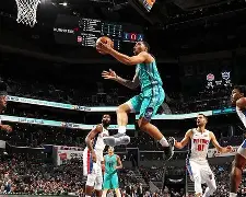 开云APP-包含夏洛特黄蜂训练开放日,冲刺阶段调整名单引欢呼,英超在即,身体对抗强度拉满的词条